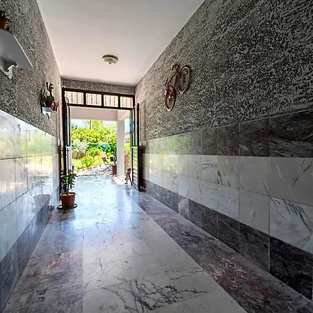 Casaba Hotel *